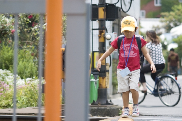 イラスト＆写真のストックフォトwaha（ワーハ）　人物、日本人、子供、学生、小学生、男の子、1人、屋外、町、通学、登校、下校、歩く、街、街並、街並み、町、町並、町並み　w1-5009bv