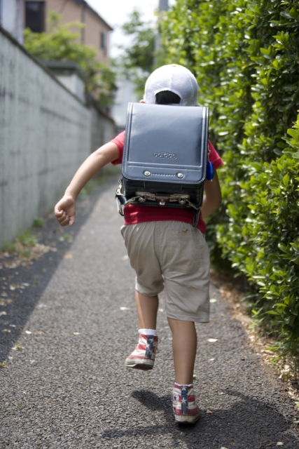 イラスト＆写真のストックフォトwaha（ワーハ）　人物、日本人、学生、小学生、男の子、1人、屋外、町、住宅街、走る、通学、登校、下校、後ろ姿、全身、背中、うしろ姿、後姿、街、街並、街並み、町、町並、町並み、こども、子ども、子供　w1-5014bv