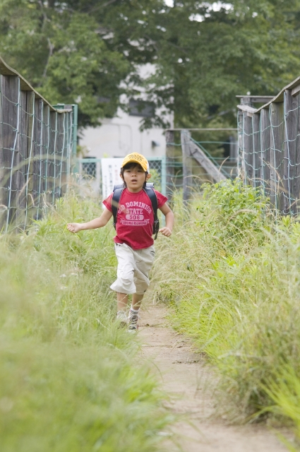 イラスト＆写真のストックフォトwaha（ワーハ）　人物、日本人、学生、小学生、男の子、1人、屋外、町、住宅街、歩く、通学、登校、下校、正面、全身、街、街並、街並み、町、町並、町並み、こども、子ども、子供　w1-5016bv