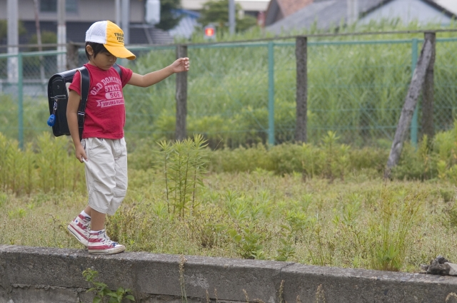 イラスト＆写真のストックフォトwaha（ワーハ）　人物、日本人、学生、小学生、男の子、1人、屋外、町、住宅街、歩く、通学、登校、下校、正面、全身、街、街並、街並み、町、町並、町並み、こども、子ども、子供　w1-5017bv