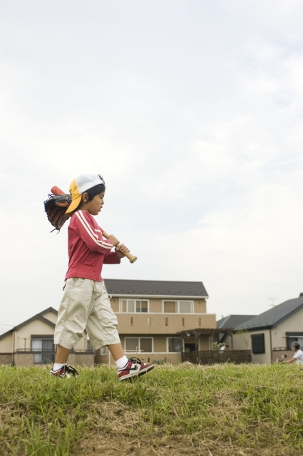 人物 日本人 子供 男の子 1人 屋外 町 住宅街 土手 横向き 歩く 遊ぶ スポーツ 野球 横向き 横顔 全身 あそぶ 遊ぶ あそび 遊び 街 街並 街並み 町 町並 町並み 運動 フォト作品紹介 イラスト 写真のストックフォトwaha ワーハ カンプ