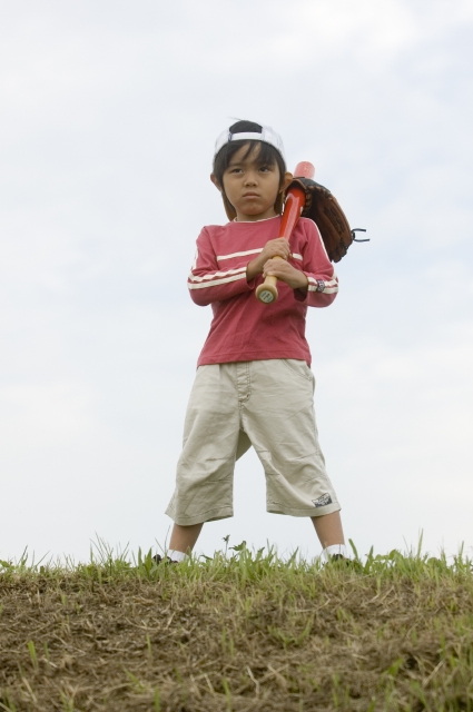 イラスト＆写真のストックフォトwaha（ワーハ）　人物、日本人、子供、男の子、1人、屋外、町、住宅街、土手、遊ぶ、スポーツ、野球、正面、全身、ポーズ、ポートレート、街、街並、街並み、町、町並、町並み、あそぶ、遊ぶ、あそび、遊び、運動　w1-5037bv