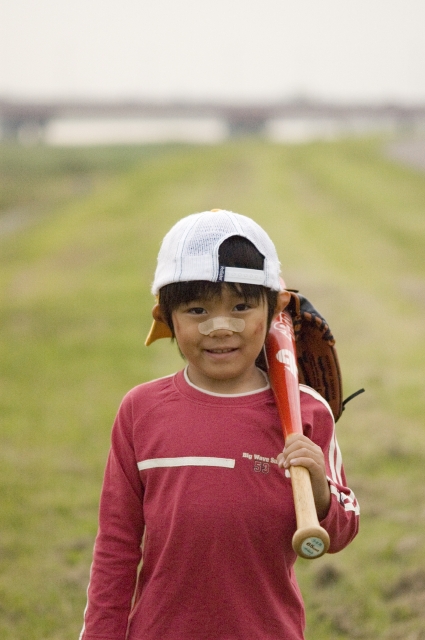 イラスト＆写真のストックフォトwaha（ワーハ）　人物、日本人、子供、男の子、1人、屋外、町、住宅街、土手、遊ぶ、スポーツ、野球、顔、笑顔、アップ、正面、上半身、ポートレート、街、街並、街並み、町、町並、町並み、あそぶ、遊ぶ、あそび、遊び、笑顔、笑い、笑う、スマイル　w1-5039b