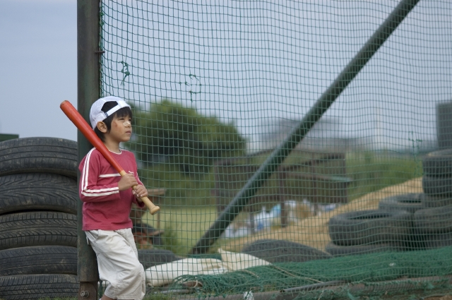 イラスト＆写真のストックフォトwaha（ワーハ）　人物、日本人、子供、男の子、1人、屋外、公園、グラウンド、見上げる、青春、夢、スポーツ、野球、上半身、運動、季節、四季、運動、季節、四季　w1-5045bv