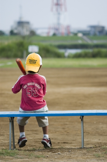 イラスト＆写真のストックフォトwaha（ワーハ）　人物、日本人、子供、男の子、1人、屋外、公園、グラウンド、青春、夢、スポーツ、野球、後ろ姿、うしろ姿、後姿、背中、運動、季節、四季　w1-5053bv