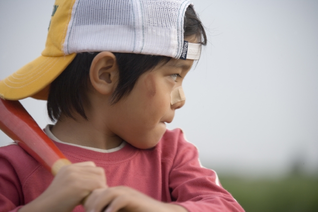 イラスト＆写真のストックフォトwaha（ワーハ）　人物、日本人、子供、男の子、1人、屋外、公園、グラウンド、青春、夢、スポーツ、野球、アップ、顔、横顔、真剣、運動、季節、四季、運動、季節、四季　w1-5056bv