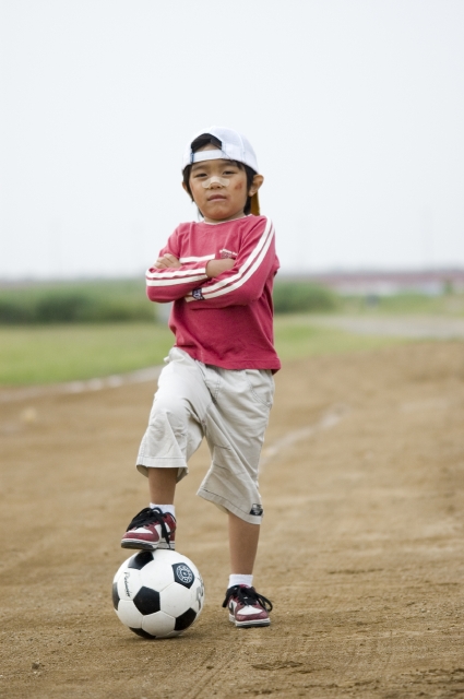 イラスト＆写真のストックフォトwaha（ワーハ）　人物、日本人、子供、男の子、1人、屋外、公園、グラウンド、青春、夢、遊ぶ、スポーツ、サッカー、正面、全身、ポーズ、腕を組む、ボール、あそぶ、遊ぶ、あそび、遊び、運動、季節、四季　w1-5059bv