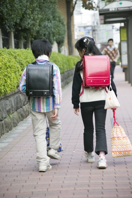 人物 日本人 学生 小学生 男の子 女の子 友達 2人 屋外 町 住宅街 歩く 通学 登校 下校 全身 後ろ姿 ランドセル 街 街並 街並み 町 町並 町並み うしろ姿 後姿 背中 こども 子ども 子供 フォト作品紹介 イラスト 写真のストックフォト