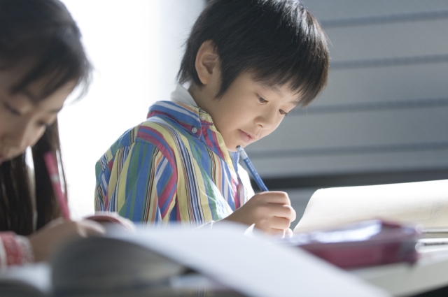 イラスト＆写真のストックフォトwaha（ワーハ）　人物、日本人、学生、小学生、男の子、1人、屋内、学校、小学校、教室、塾、授業、勉強、書く、考える、上半身、顔、アップ、こども、子ども、子供　w1-5135bv
