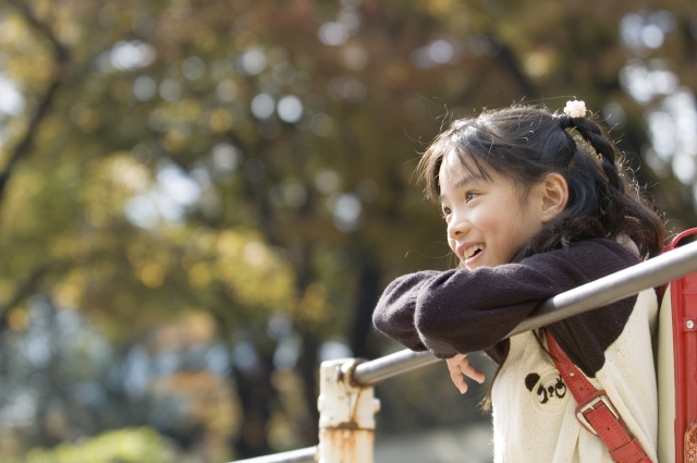 イラスト＆写真のストックフォトwaha（ワーハ）　人物、日本人、学生、小学生、女の子、1人、屋外、公園、学校、小学校、グラウンド、遊ぶ、鉄棒、見上げる、顔、アップ、あそぶ、遊ぶ、あそび、遊び、こども、子ども、子供　w1-5286bv