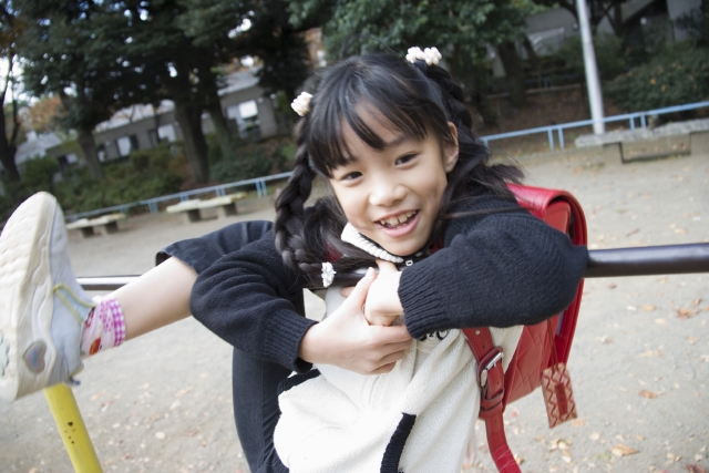 人物 日本人 学生 小学生 女の子 1人 屋外 公園 学校 小学校 グラウンド 遊ぶ 鉄棒 笑顔 元気 楽しい あそぶ 遊ぶ あそび 遊び こども 子ども 子供 笑顔 笑い 笑う スマイル フォト作品紹介 イラスト 写真のストックフォトwaha ワーハ
