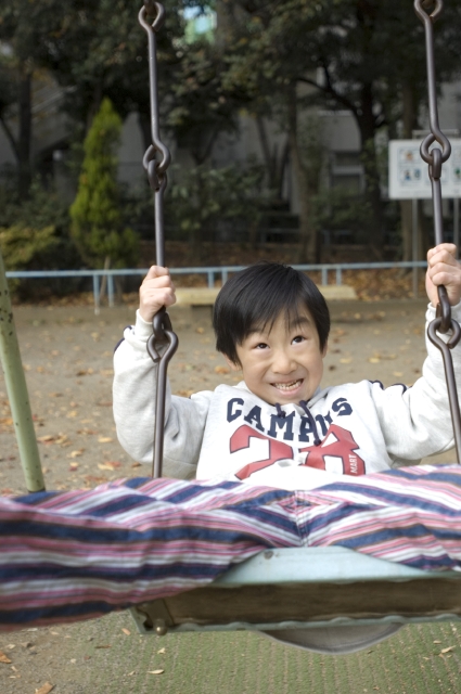 人物 日本人 子供 男の子 1人 屋外 公園 ブランコ 遊ぶ 顔 正面 あそぶ 遊ぶ あそび 遊び フォト作品紹介 イラスト 写真のストックフォトwaha ワーハ
