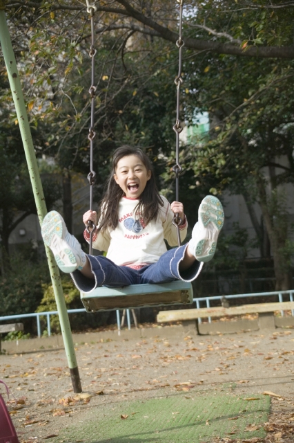 人物 日本人 子供 女の子 1人 屋外 公園 ブランコ 遊ぶ 笑顔 元気 楽しい あそぶ 遊ぶ あそび 遊び 笑顔 笑い 笑う スマイル フォト作品紹介 イラスト 写真のストックフォトwaha ワーハ