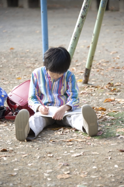 イラスト＆写真のストックフォトwaha（ワーハ）　人物、日本人、子供、学生、小学生、男の子、1人、屋外、公園、書く、勉強　w1-5311bv