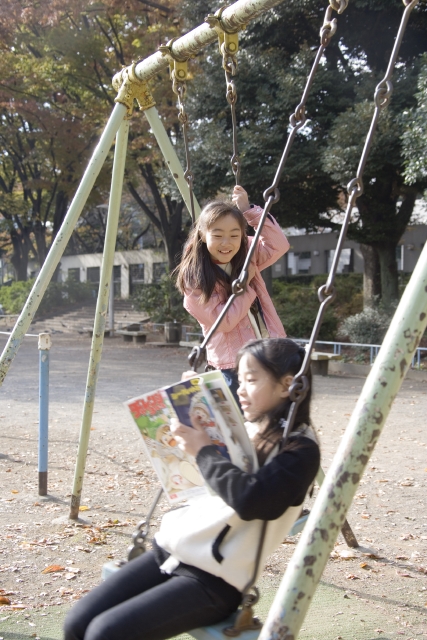 人物 日本人 子供 女の子 友達 2人 屋外 公園 遊ぶ ブランコ 会話 あそぶ 遊ぶ あそび 遊び フォト作品紹介 イラスト 写真のストックフォトwaha ワーハ