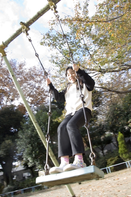 人物 日本人 子供 女の子 1人 屋外 公園 ブランコ 遊ぶ 元気 楽しい ローアングル あそぶ 遊ぶ あそび 遊び フォト作品紹介 イラスト 写真のストックフォトwaha ワーハ カンプデータは無料