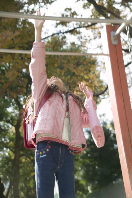 イラスト＆写真のストックフォトwaha（ワーハ）　人物、日本人、学生、小学生、女の子、1人、屋外、公園、学校、小学校、グラウンド、遊ぶ、通学、下校、ジャンプ、あそぶ、遊ぶ、あそび、遊び、こども、子ども、子供、はねる、跳ねる、とぶ　w1-5321bv