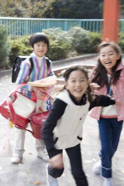 イラスト＆写真のストックフォトwaha（ワーハ）　人物、日本人、子供、学生、小学生、男の子、女の子、グループ、3人、屋外、公園、通学、下校、走る、遊ぶ、楽しい、元気、ブレ、あそぶ、遊ぶ、あそび、遊び、集合　w1-5342bv
