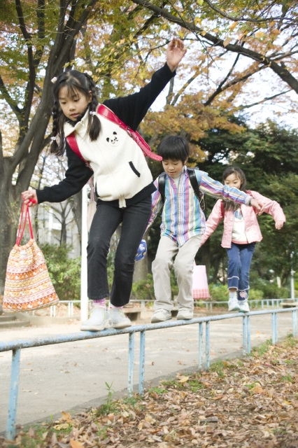 イラスト＆写真のストックフォトwaha（ワーハ）　人物、日本人、子供、学生、小学生、男の子、女の子、グループ、3人、屋外、公園、通学、下校、歩く、あそぶ、遊ぶ、あそび、遊び、集合　w1-5352bv