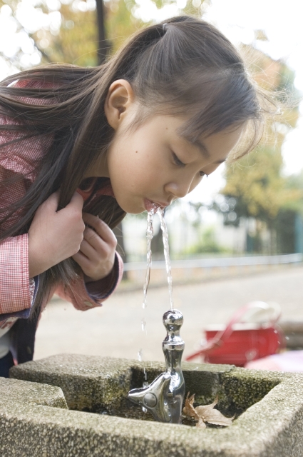 イラスト＆写真のストックフォトwaha（ワーハ）　人物、日本人、子供、女の子、1人、公園、飲む、水、顔、アップ　w1-5355bv