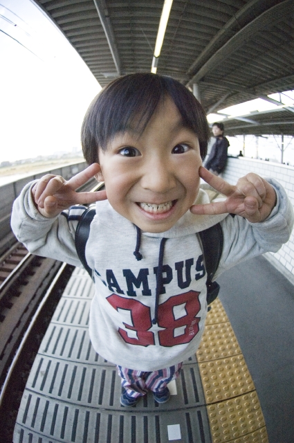 イラスト＆写真のストックフォトwaha（ワーハ）　人物、日本人、学生、小学生、男の子、1人、屋内、駅、通学、登校、下校、Vサイン、顔、アップ、全身、正面、ポーズ、ポートレート、こども、子ども、子供、指、手　w1-5407bv