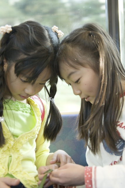 イラスト＆写真のストックフォトwaha（ワーハ）　人物、日本人、学生、小学生、女の子、2人、屋内、車内、通学、登校、下校、乗り物、電車、遊ぶ、あそぶ、遊ぶ、あそび、遊び、こども、子ども、子供、車内　w1-5408bv