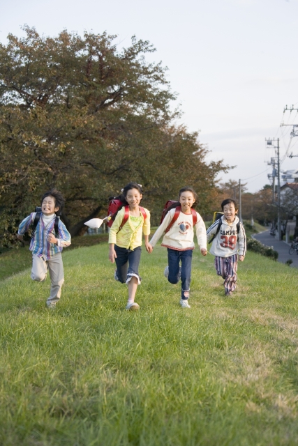 人物 日本人 学生 小学生 男の子 女の子 4人 グループ 屋外 土手 走る 通学 登校 下校 元気 正面 全身 うしろ姿 後姿 背中 こども 子ども 子供 集合 フォト作品紹介 イラスト 写真のストックフォトwaha ワーハ