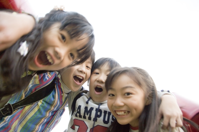 人物 日本人 学生 小学生 男の子 女の子 友達 4人 グループ 集合 屋外 土手 肩を組む 叫ぶ 顔 アップ 笑顔 ローアングル こども 子ども 子供 笑顔 笑い 笑う スマイル フォト作品紹介 イラスト 写真のストックフォトwaha ワーハ カンプ