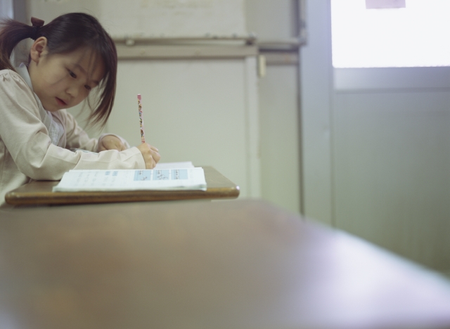 イラスト＆写真のストックフォトwaha（ワーハ）　人物、日本人、学生、小学生、女の子、1人、屋内、小学校、教室、塾、授業、勉強、真剣、書く、考える、上半身、こども、子ども、子供　w1-5517bv