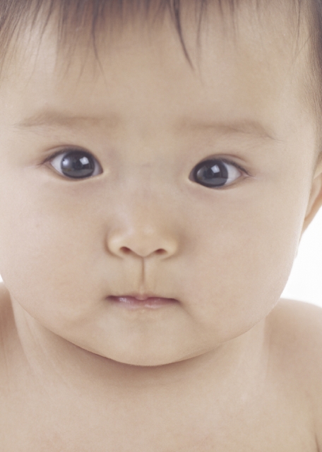 イラスト＆写真のストックフォトwaha（ワーハ）　人物、日本人、赤ちゃん、1人、正面、アップ、顔、目、白バック、ポートレート　w1-5548bv