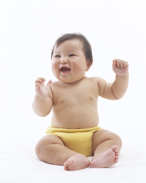 イラスト＆写真のストックフォトwaha（ワーハ）　人物、日本人、赤ちゃん、1人、座る、全身、笑顔、喜ぶ、白バック、笑顔、笑い、笑う、スマイル　w1-5550bv