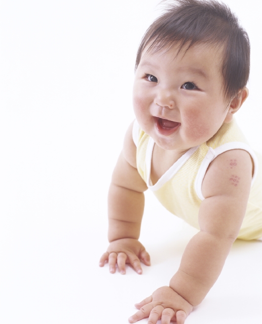 イラスト＆写真のストックフォトwaha（ワーハ）　人物、日本人、赤ちゃん、1人、ハイハイ、見上げる、笑顔、上半身、白バック、笑顔、笑い、笑う、スマイル　w1-5552bv