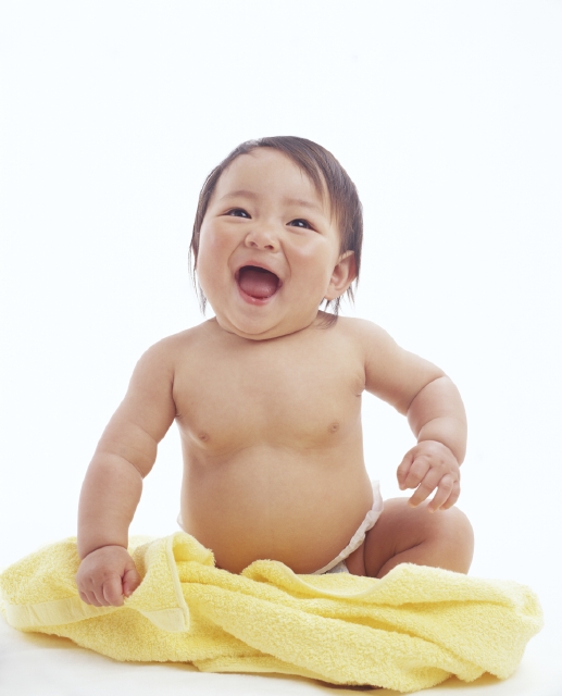 人物 日本人 赤ちゃん 1人 座る 全身 笑顔 喜ぶ 元気 白バック 笑顔 笑い 笑う スマイル フォト作品紹介 イラスト 写真のストックフォトwaha ワーハ カンプデータは無料