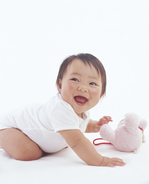 イラスト＆写真のストックフォトwaha（ワーハ）　人物、日本人、赤ちゃん、1人、遊ぶ、おもちゃ、ぬいぐるみ、見上げる、笑顔、上半身、あそぶ、遊ぶ、あそび、遊び、笑顔、笑い、笑う、スマイル　w1-5555bv