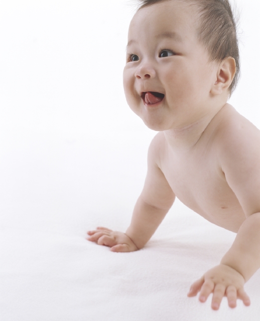 イラスト＆写真のストックフォトwaha（ワーハ）　人物、日本人、赤ちゃん、1人、ハイハイ、笑顔、喜ぶ、上半身、白バック、笑顔、笑い、笑う、スマイル　w1-5561bv