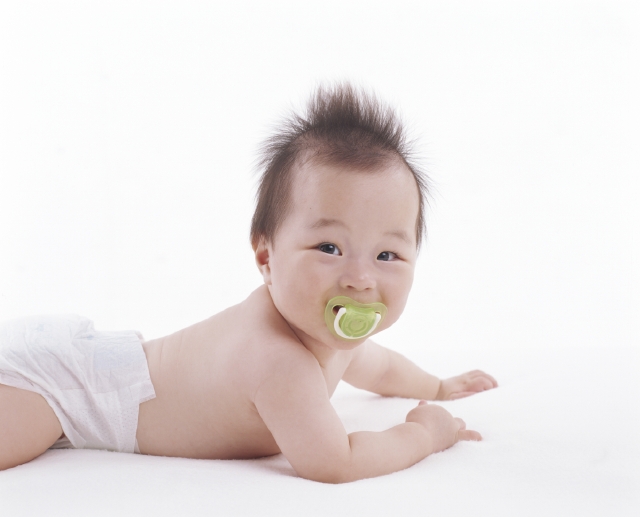 イラスト＆写真のストックフォトwaha（ワーハ）　人物、日本人、赤ちゃん、1人、ハイハイ、笑顔、上半身、白バック、ポートレート、笑顔、笑い、笑う、スマイル　w1-5562bv