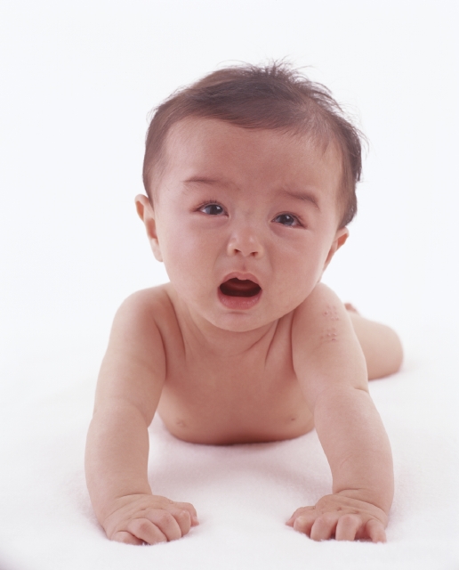 イラスト＆写真のストックフォトwaha（ワーハ）　人物、日本人、赤ちゃん、1人、ハイハイ、泣く、涙、全身、白バック、泣き顔　w1-5568bv