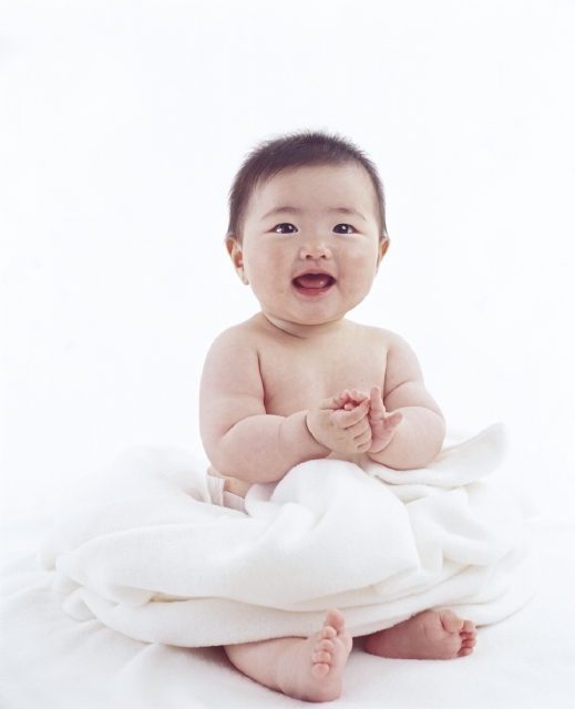 イラスト＆写真のストックフォトwaha（ワーハ）　人物、日本人、赤ちゃん、1人、座る、笑顔、全身、白バック、ポートレート、笑顔、笑い、笑う、スマイル　w1-5569bv