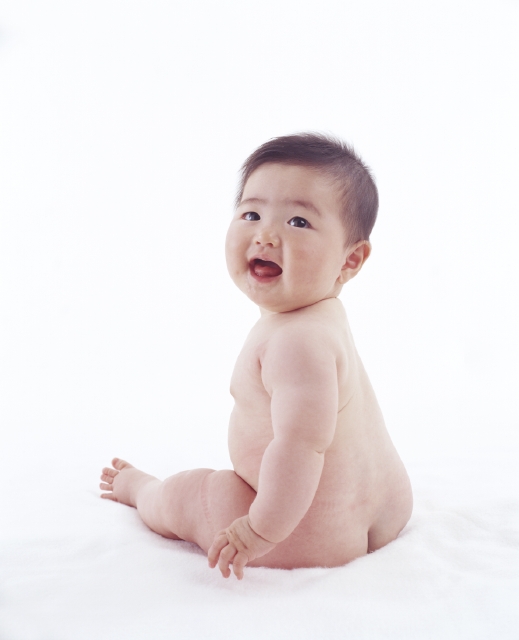 イラスト＆写真のストックフォトwaha（ワーハ）　人物、日本人、赤ちゃん、1人、座る、振り向く、見上げる、笑顔、全身、白バック、笑顔、笑い、笑う、スマイル　w1-5571bv