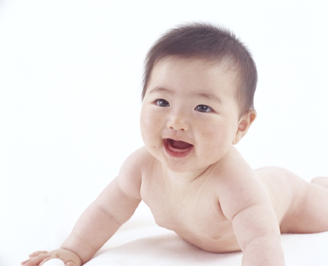 イラスト＆写真のストックフォトwaha（ワーハ）　人物、日本人、赤ちゃん、1人、ハイハイ、笑顔、上半身、白バック、ポートレート、笑顔、笑い、笑う、スマイル　w1-5575bv