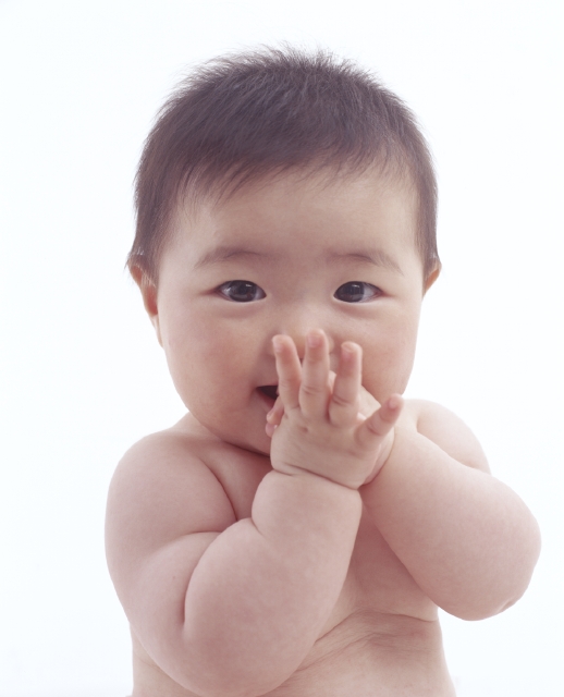 イラスト＆写真のストックフォトwaha（ワーハ）　人物、日本人、赤ちゃん、1人、喜ぶ、上半身、正面、白バック　w1-5578bv