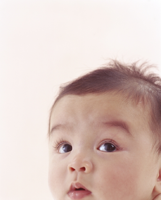 イラスト＆写真のストックフォトwaha（ワーハ）　人物、日本人、赤ちゃん、1人、見上げる、アップ、顔、目、白バック、ポートレート　w1-5583bv