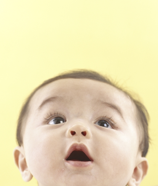 人物 日本人 赤ちゃん 1人 見上げる アップ 顔 白バック フォト作品紹介 イラスト 写真のストックフォトwaha ワーハ カンプデータは無料