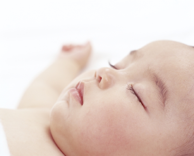 イラスト＆写真のストックフォトwaha（ワーハ）　人物、日本人、赤ちゃん、1人、寝る、昼寝、アップ、顔、寝顔、白バック、寝る、睡眠、眠る、ねる、ねむる　w1-5621bv