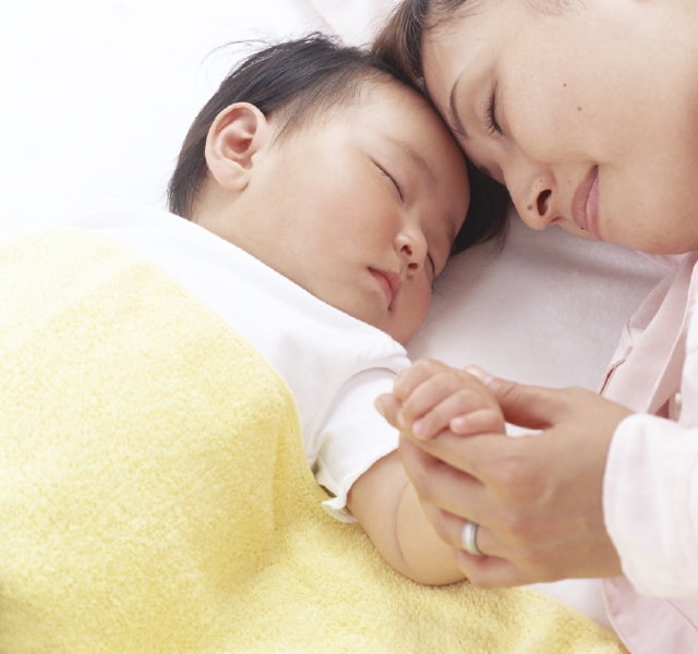 イラスト＆写真のストックフォトwaha（ワーハ）　人物、日本人、家族、親子、赤ちゃん、母、20代、30代、2人、寝る、昼寝、アップ、顔、寝顔、愛情、白バック、寝る、睡眠、眠る、ねる、ねむる　w1-5640bv