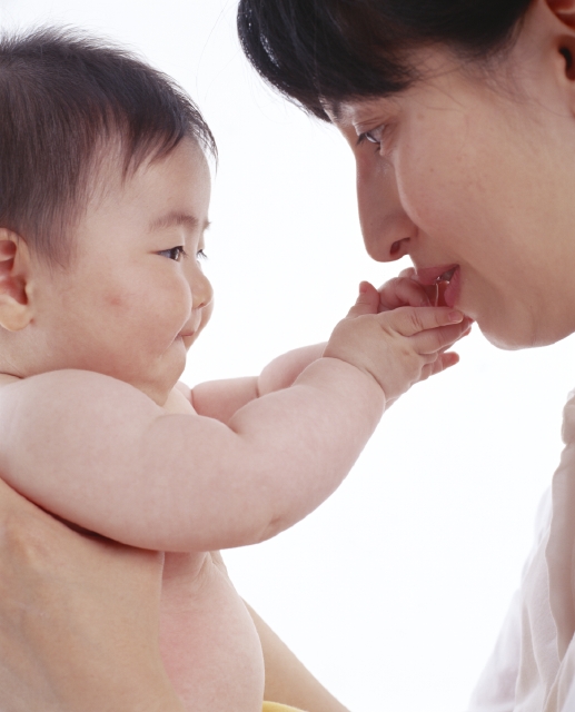 イラスト＆写真のストックフォトwaha（ワーハ）　人物、日本人、家族、親子、赤ちゃん、母、2人、抱く、アップ、顔、横向き、横顔、白バック、コミュニケーション、愛情　w1-5648bv