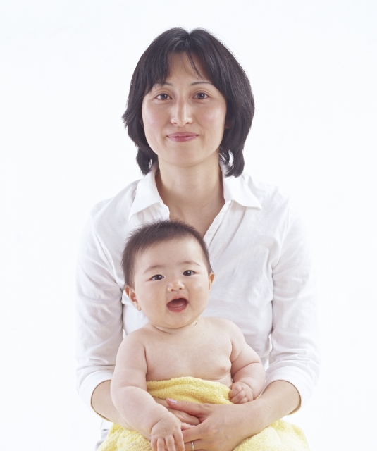 イラスト＆写真のストックフォトwaha（ワーハ）　人物、日本人、家族、親子、赤ちゃん、母、20代、30代、2人、抱く、正面、上半身　w1-5653bv