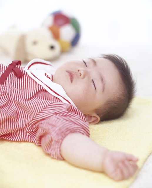 イラスト＆写真のストックフォトwaha（ワーハ）　人物、日本人、赤ちゃん、1人、寝る、昼寝、アップ、顔、寝顔、白バック、寝る、睡眠、眠る、ねる、ねむる　w1-5654bv