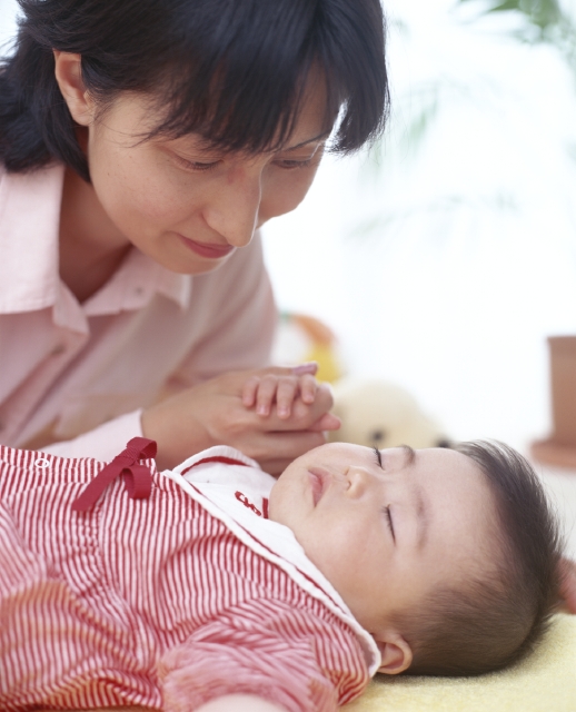 イラスト＆写真のストックフォトwaha（ワーハ）　人物、日本人、家族、親子、赤ちゃん、母、20代、30代、2人、寝る、手をつなぐ、昼寝、愛情、白バック、寝る、睡眠、眠る、ねる、ねむる　w1-5658bv