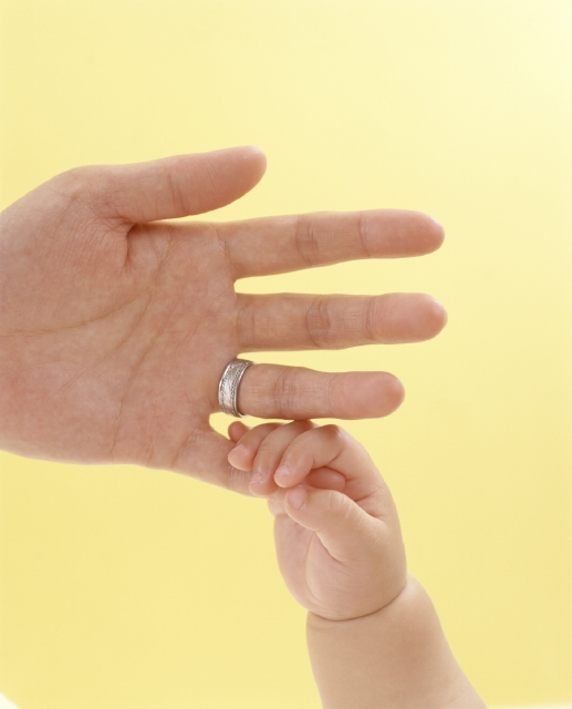 人物 日本人 家族 親子 赤ちゃん 母 2人 手をつなぐ アップ 手 コミュニケーション 愛情 握手 フォト作品紹介 イラスト 写真のストックフォトwaha ワーハ カンプデータは無料